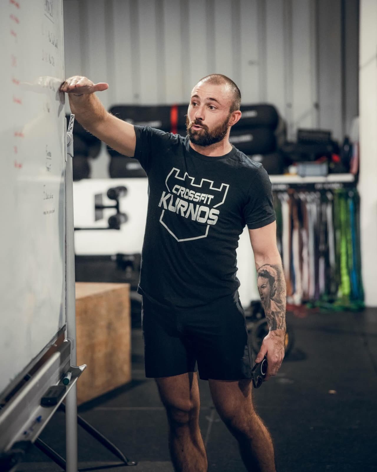 Gilles Palmesani, coach et co-gerant CrossFit Kurnos, au tableau WOD